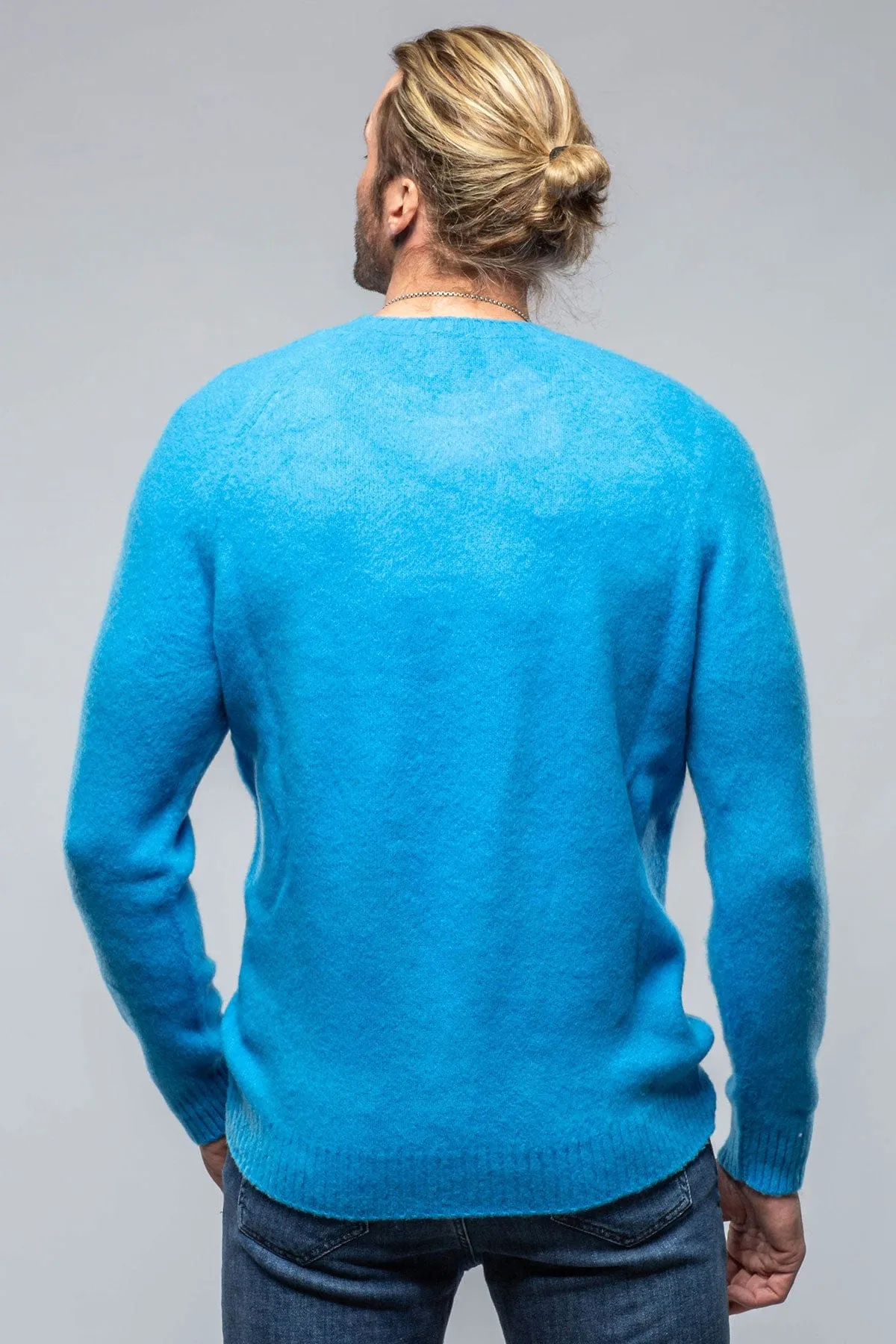 Henry Crew Neck Cashmere Sweater In Curacao