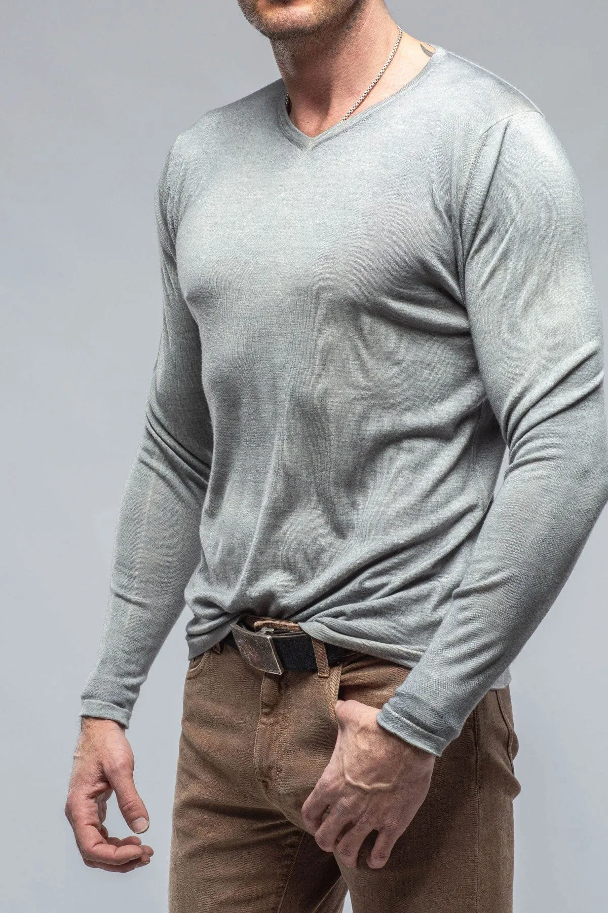 Mario Vneck Cashmere Sweater in Off White