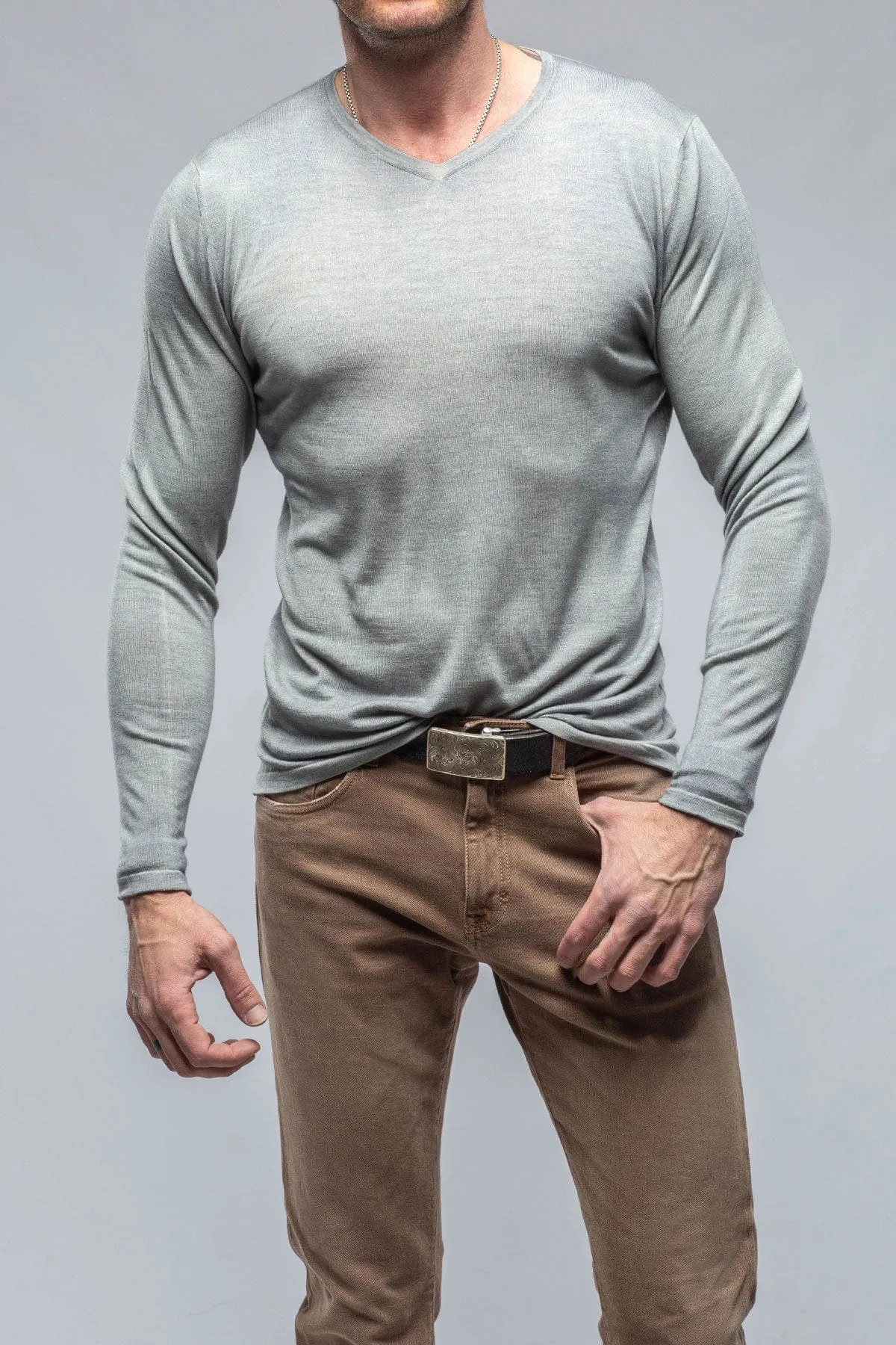 Mario Vneck Cashmere Sweater in Off White