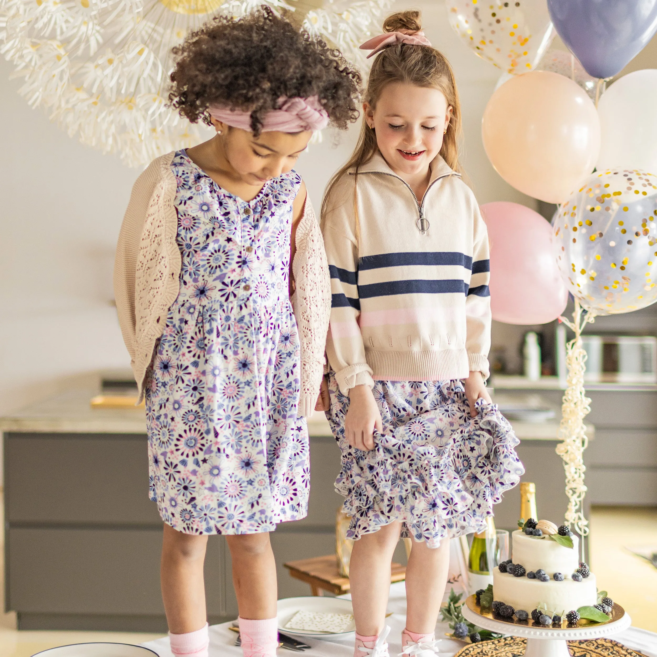 Robe coupe ajustée/évasée blanche avec motif floral en viscose, enfant || Slim fit flared white dress with floral print in viscose, child 