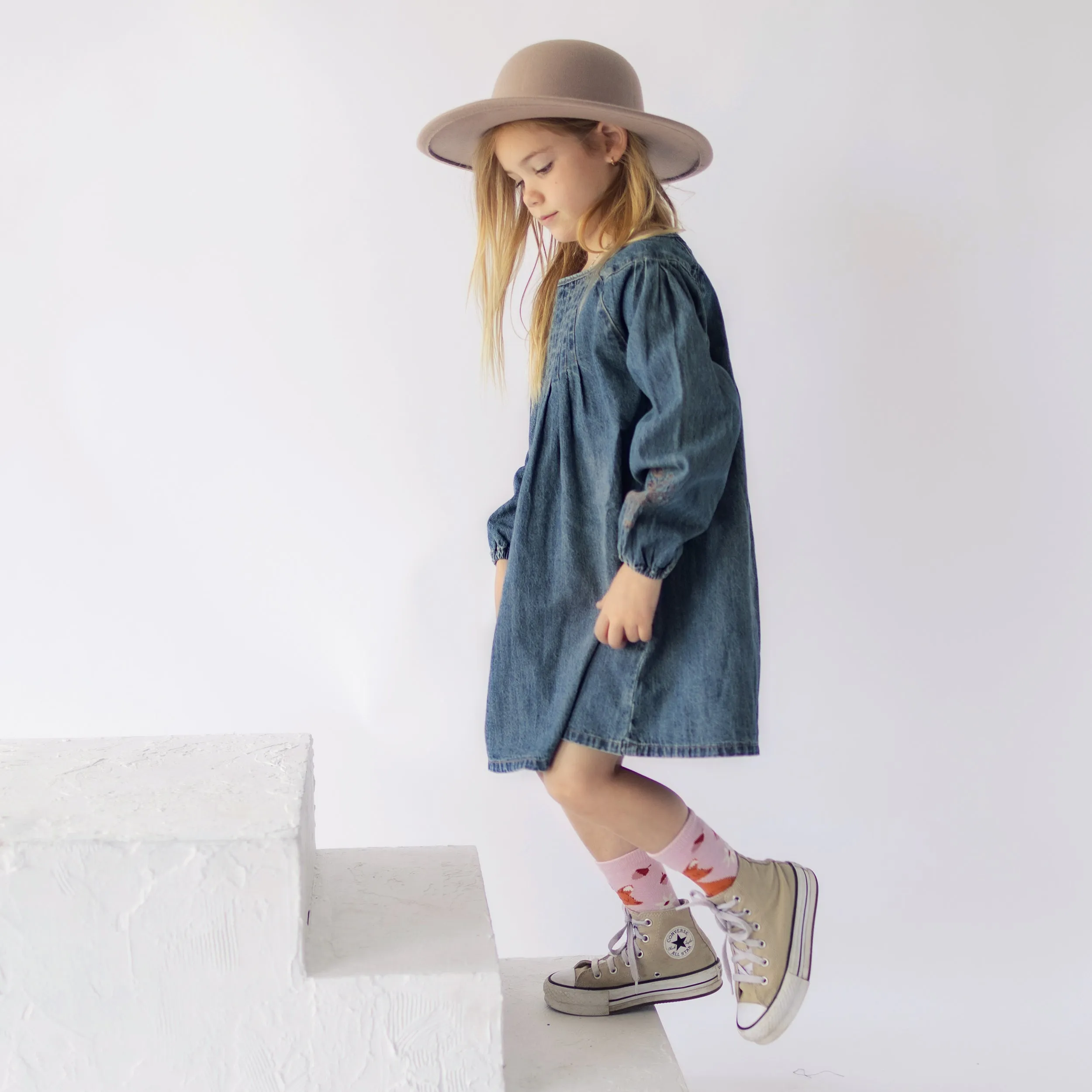Robe coupe régulière/évasée à manches longues avec effet plissé en denim léger, bleu foncé, enfant || Long-sleeved regular fit/flared dress with pleated effect in light denim, dark blue, child