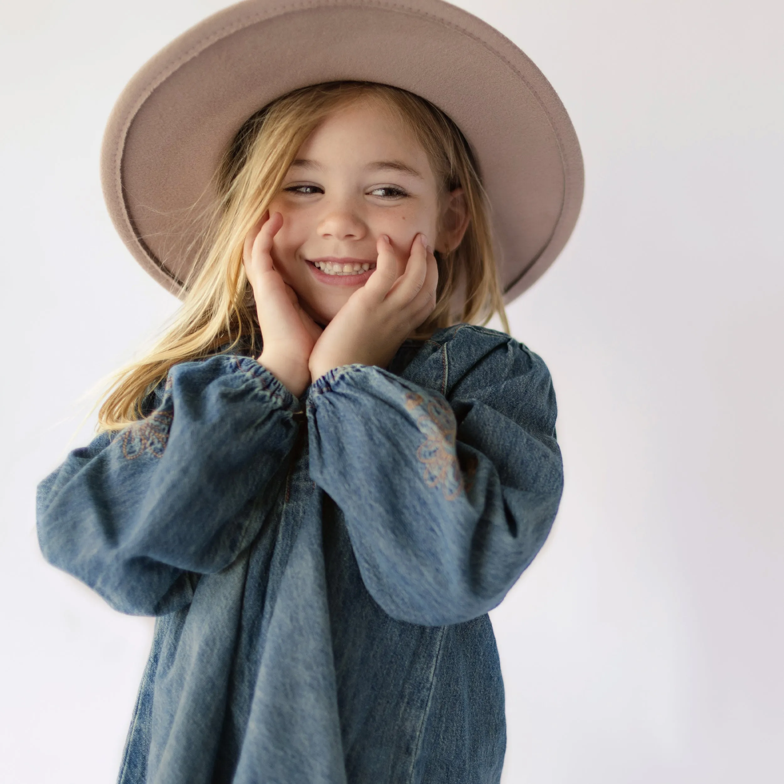 Robe coupe régulière/évasée à manches longues avec effet plissé en denim léger, bleu foncé, enfant || Long-sleeved regular fit/flared dress with pleated effect in light denim, dark blue, child