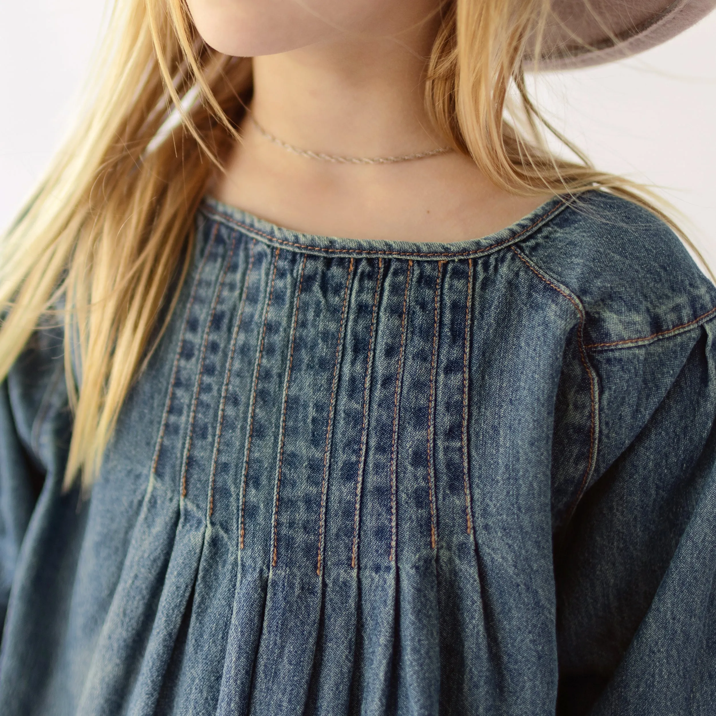 Robe coupe régulière/évasée à manches longues avec effet plissé en denim léger, bleu foncé, enfant || Long-sleeved regular fit/flared dress with pleated effect in light denim, dark blue, child