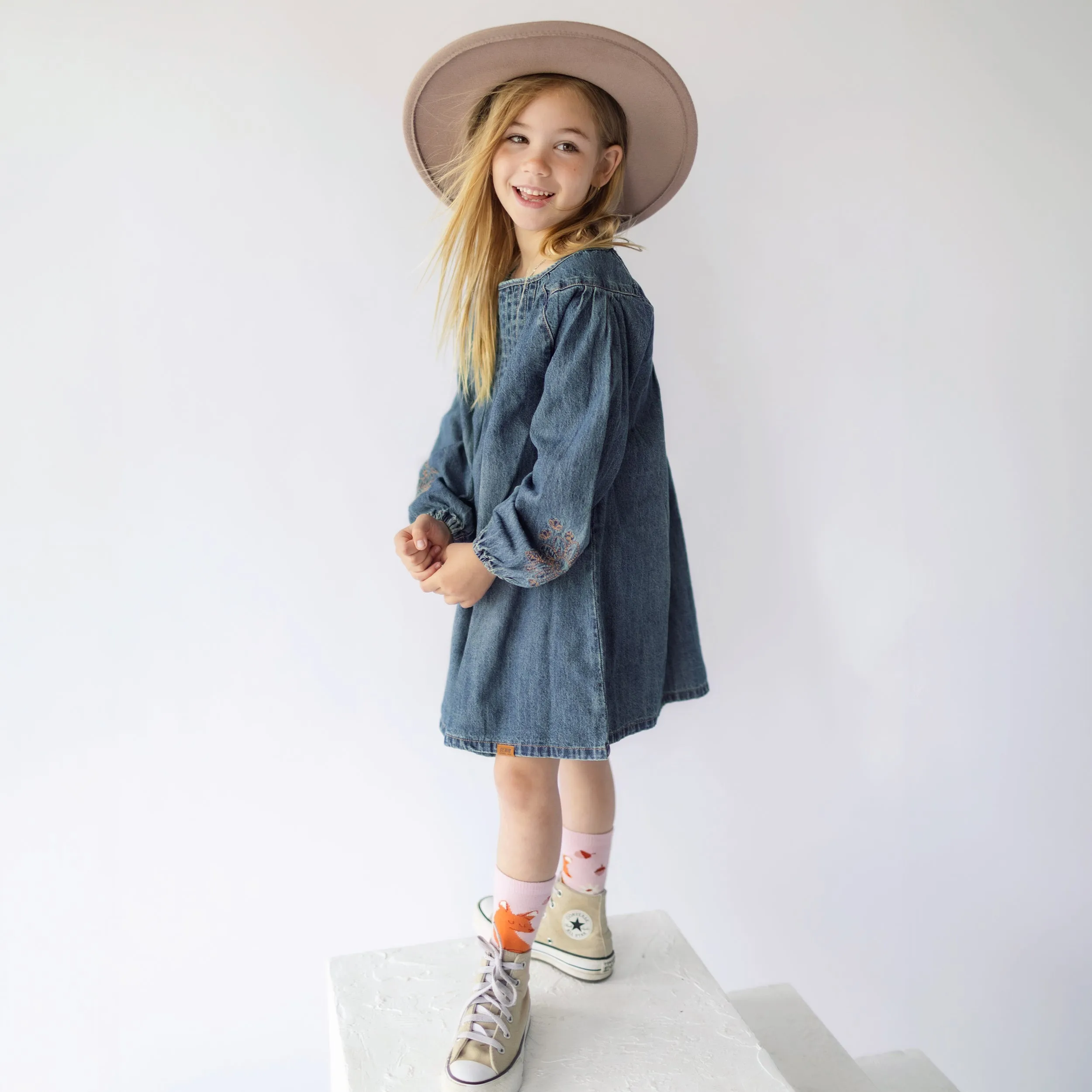 Robe coupe régulière/évasée à manches longues avec effet plissé en denim léger, bleu foncé, enfant || Long-sleeved regular fit/flared dress with pleated effect in light denim, dark blue, child