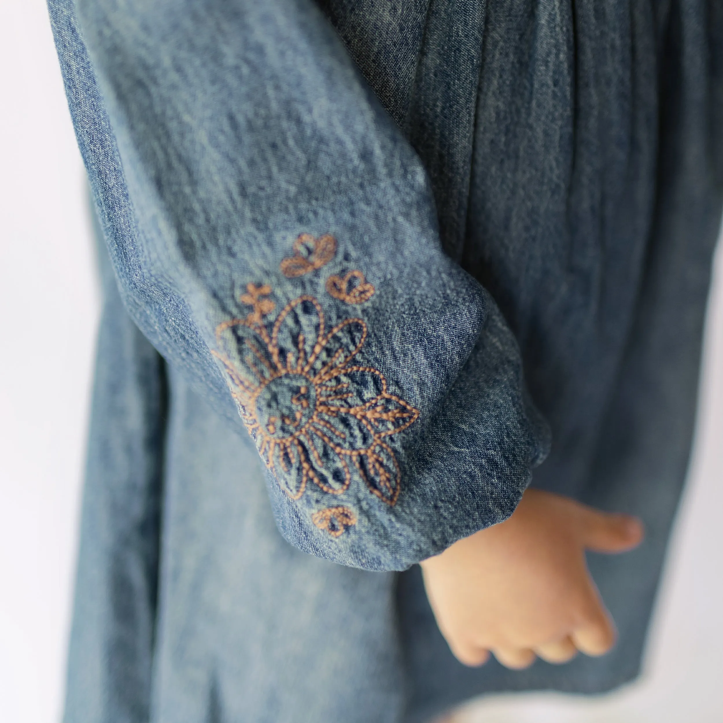 Robe coupe régulière/évasée à manches longues avec effet plissé en denim léger, bleu foncé, enfant || Long-sleeved regular fit/flared dress with pleated effect in light denim, dark blue, child