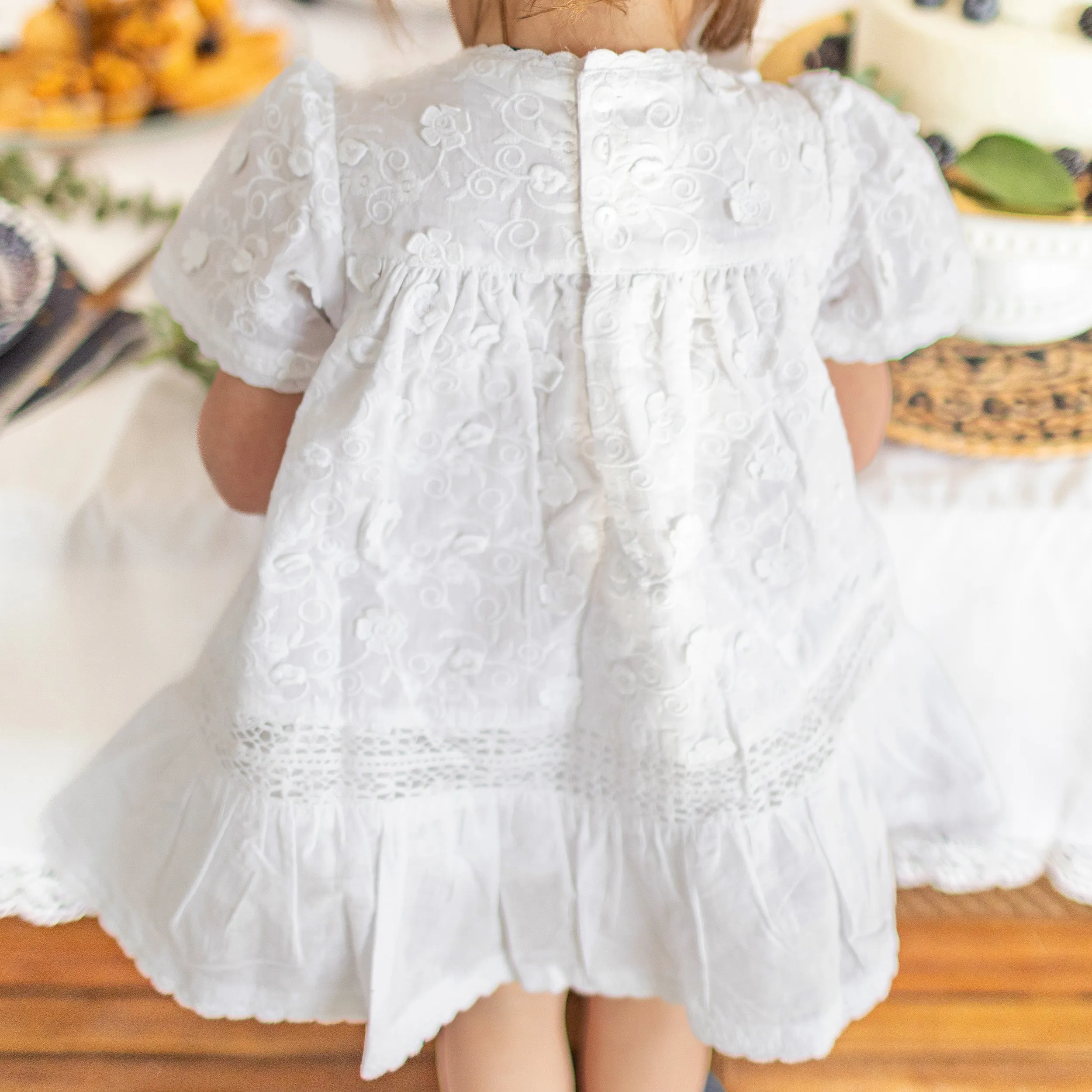 Robe évasée à manches courtes crème avec bloomer assorti en voile de coton brodé, bébé || Cream short sleeves flared dress with matching bloomer in embroidered cotton veil, baby