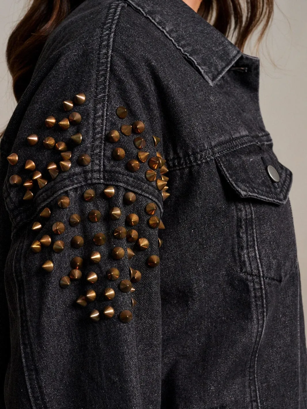 WOMEN'S LONG SLEEVE BUTTON CLOSURE POCKETS DETAILED DENIM JACKET