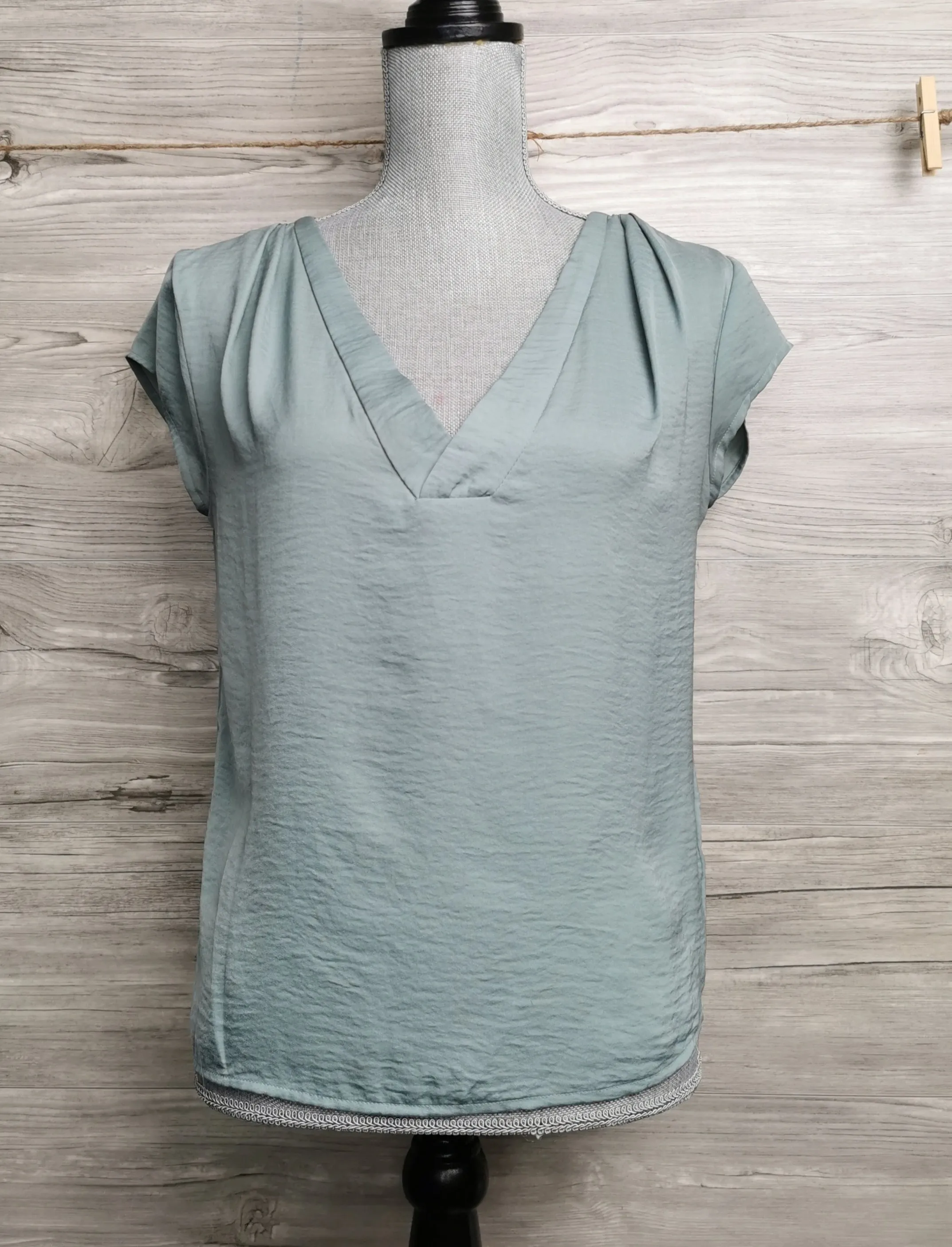 WOMENS SIZE 2 - H&M Silky Soft Dress Top, Cap Sleeves, V-Neck VGUC B5